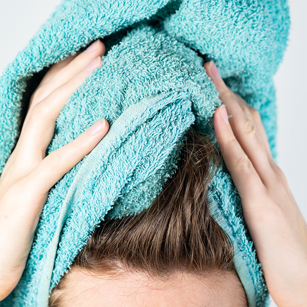 How To Towel-Dry Your Hair The Right Way? – SkinKraft